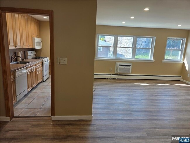 Building Photo - 1628 Valley 2A Vly