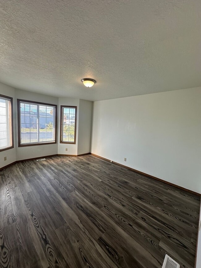 Building Photo - Tranquil & delightful 3-bedroom, 2-bathroom home that offers both comfort and convenience with it...