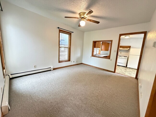 Building Photo - Upper Level 2 Bedroom Apartment - AVAILABLE TODAY