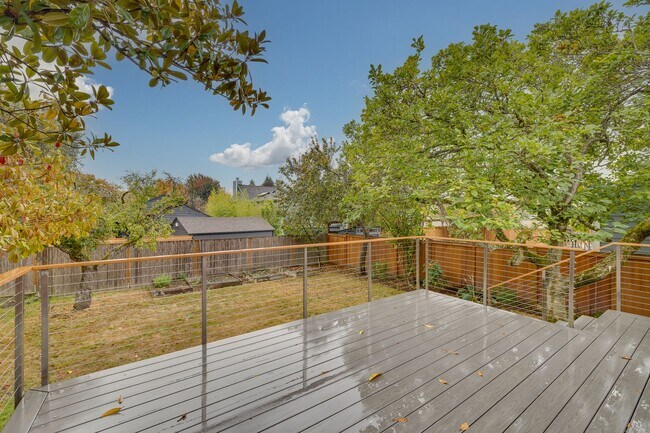 Building Photo - Charming 4 Bed, 2.5 Bath Brick Bungalow in...