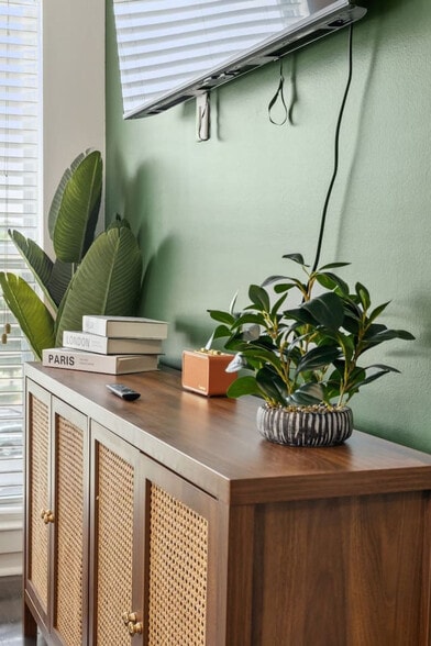 Building Photo - 841 Memorial Dr SE