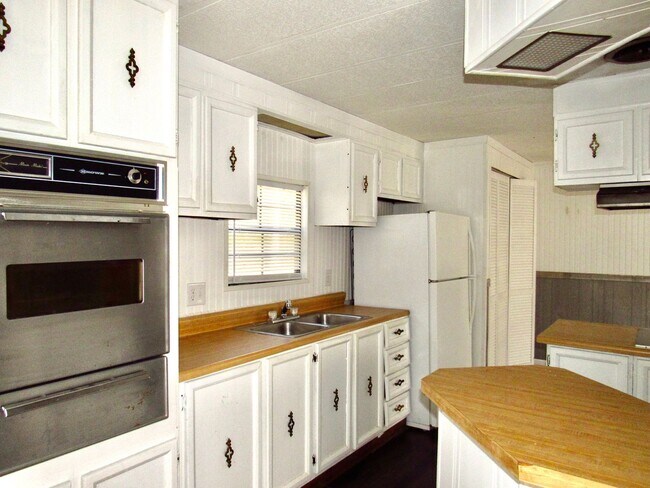 Building Photo - 28262 Pecan St