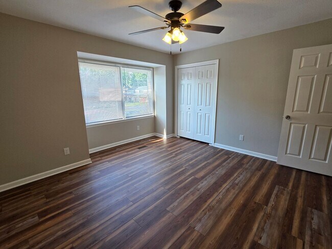 Building Photo - Move in Ready Townhouse l!