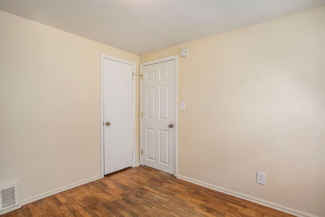Building Photo - AVAILABLE MID-JULY!! 3 Bedroom, 1.5 Single...