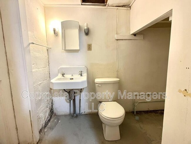 Building Photo - 806 John Farry Pl