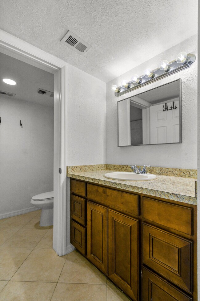 Building Photo - 1604 SE Green Acres Cir