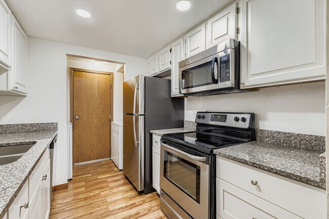 Building Photo - Stunning 3/2.5 home in Arvada!