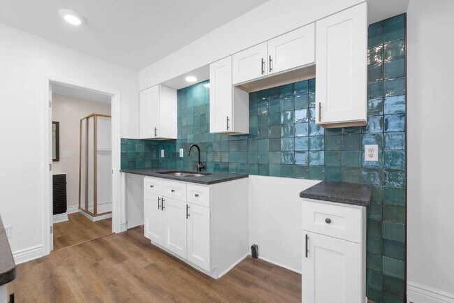 Building Photo - "Beautiful 3-Bedroom, 2-Full Bath Duplex Featuring Hardwood Floors and a Fenced Yard!"