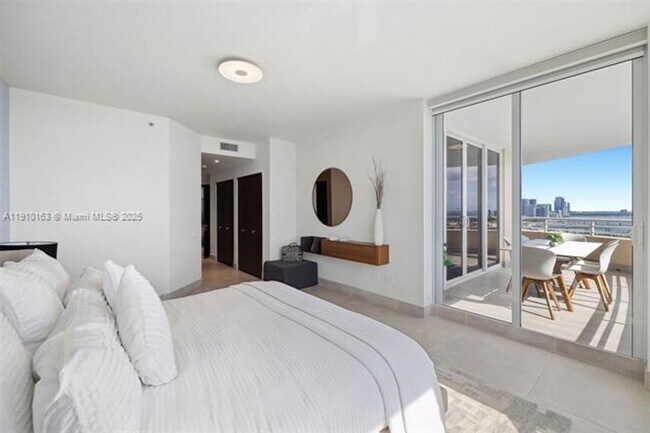 Building Photo - 808 Brickell Key Dr