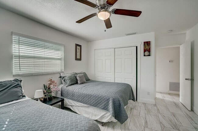 Building Photo - 2 Bed / 1 Bath Cozy Downtown Duplex Apartment