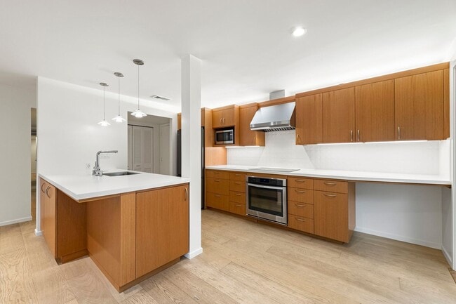 Building Photo - 2121 Laguna St