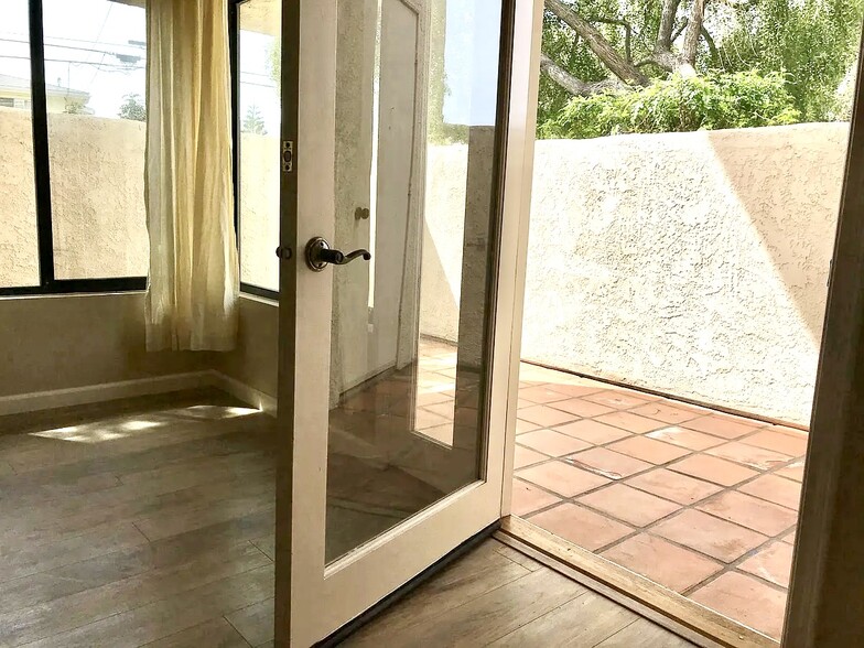 Private, sunny, wrap around patio - 4800 Sawyer Ave