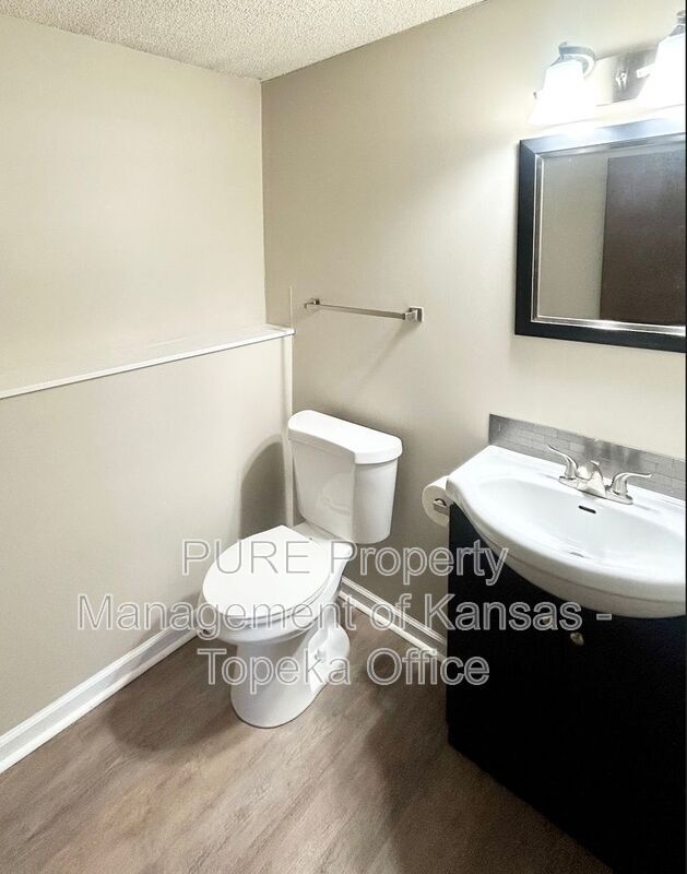 Building Photo - 2746 SE Lakeshore Blvd