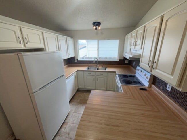 Building Photo - Beautiful ranch style home that has a finished basement and stunning views from the front deck!