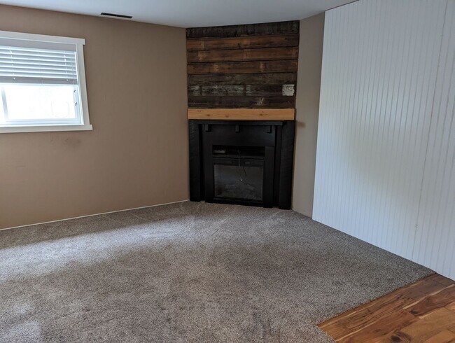 Building Photo - Luxurious 4 bedroom 2 bath house with river view - pet-friendly!