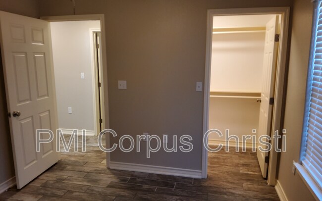 Building Photo - 2934 Carver Dr