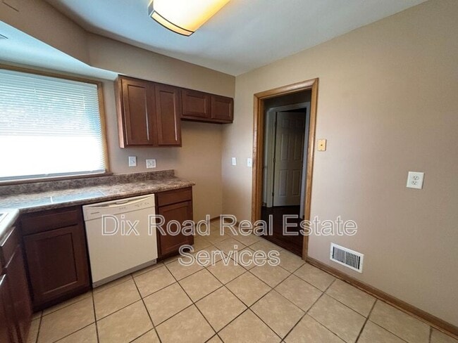 Building Photo - 110 N Heinkel Rd