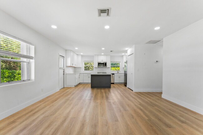 Building Photo - 632 Allen Ave