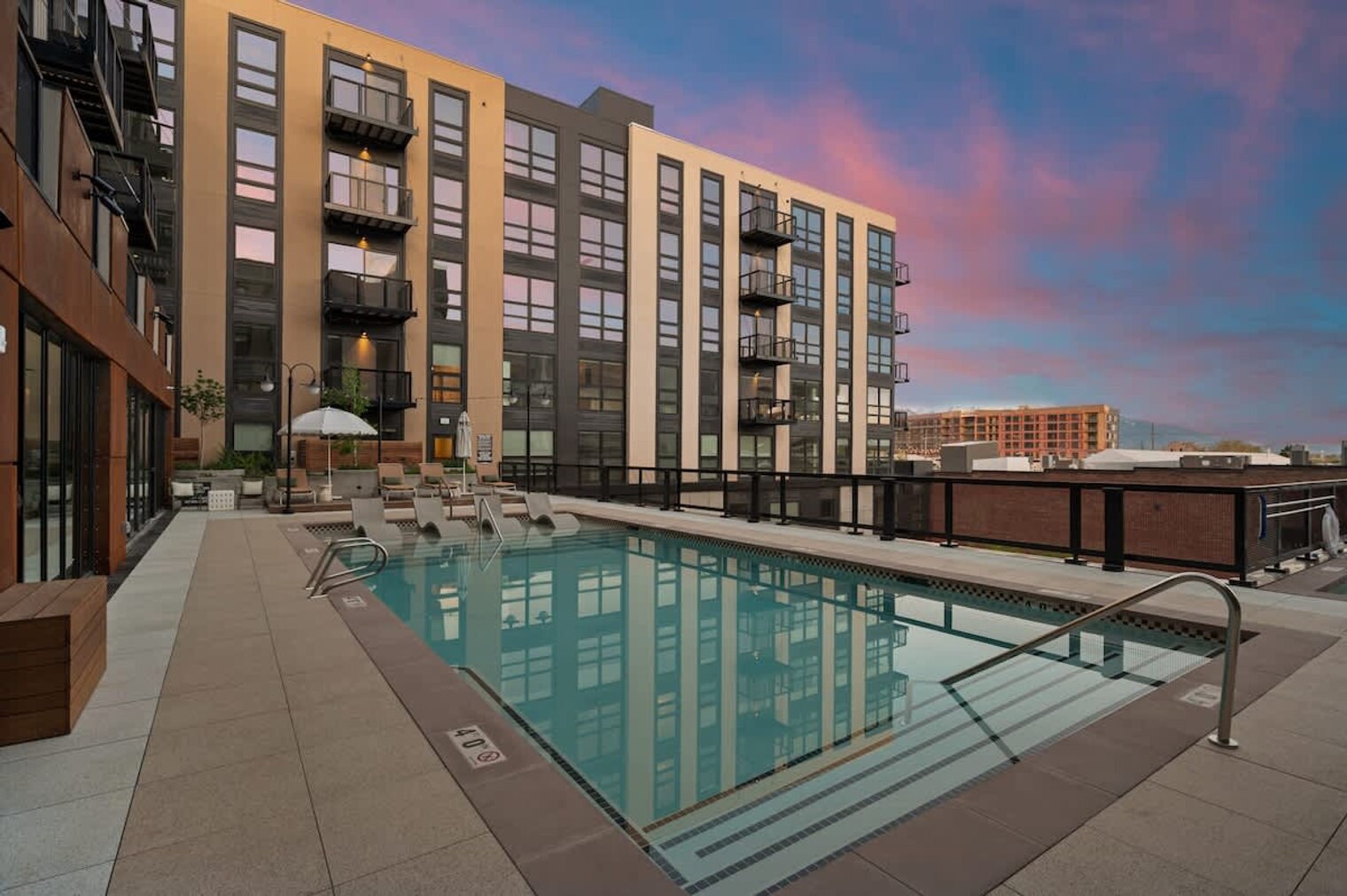 Building Photo - 644 400 W
