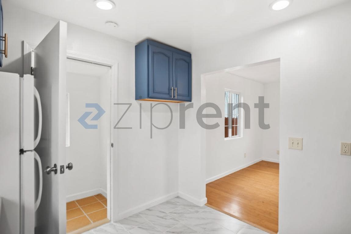 Building Photo - Unit