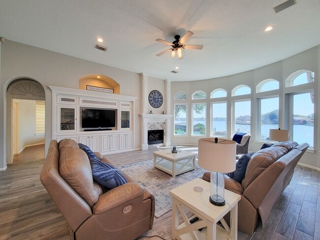 Building Photo - Beautifully designed waterfront property w...