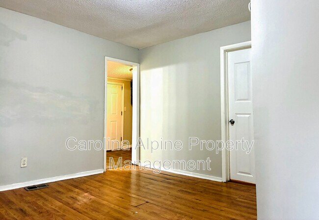 Building Photo - 405 S Oak St