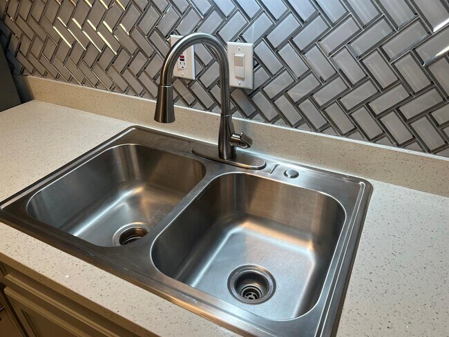 Building Photo - 5550 N Braeswood Blvd