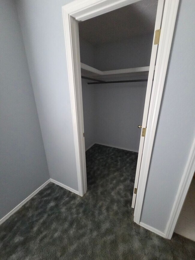 Building Photo - 420 E 9th St