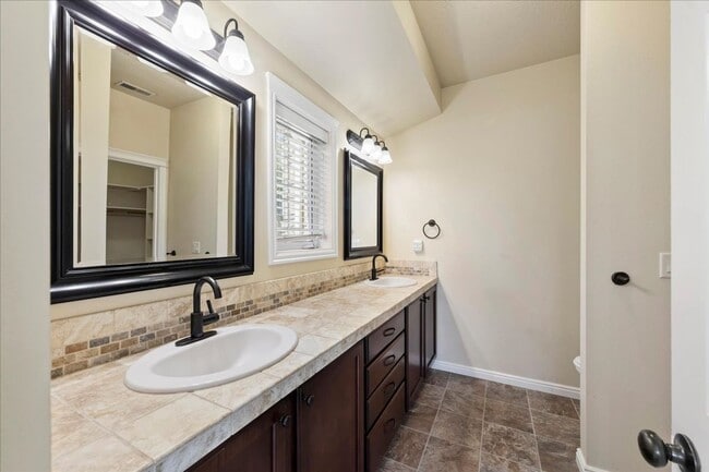 Building Photo - Stylish Multi-Level Condo in West Boise