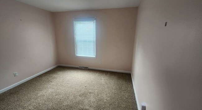 Building Photo - Washington - 3 Bedroom 1 Bathroom - Update...