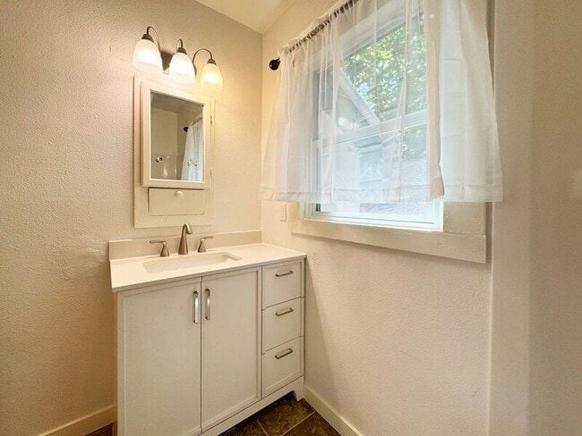 Building Photo - 1100 W 4th Ave