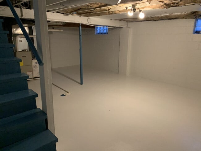 Building Photo - 2 Bedroom Duplex $1100/Month