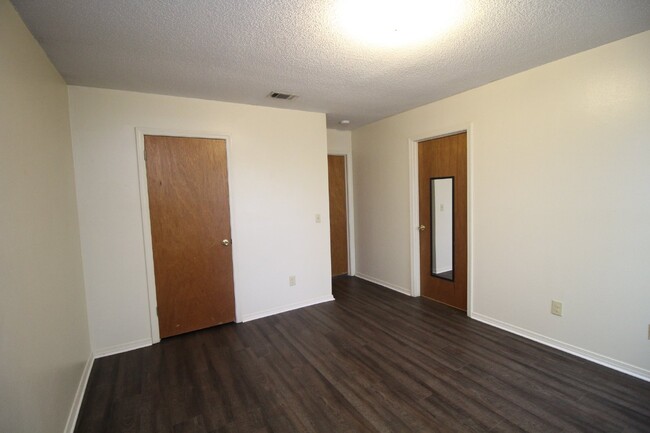 Building Photo - 3/2 brick with fenced backyard in SW Pensa...