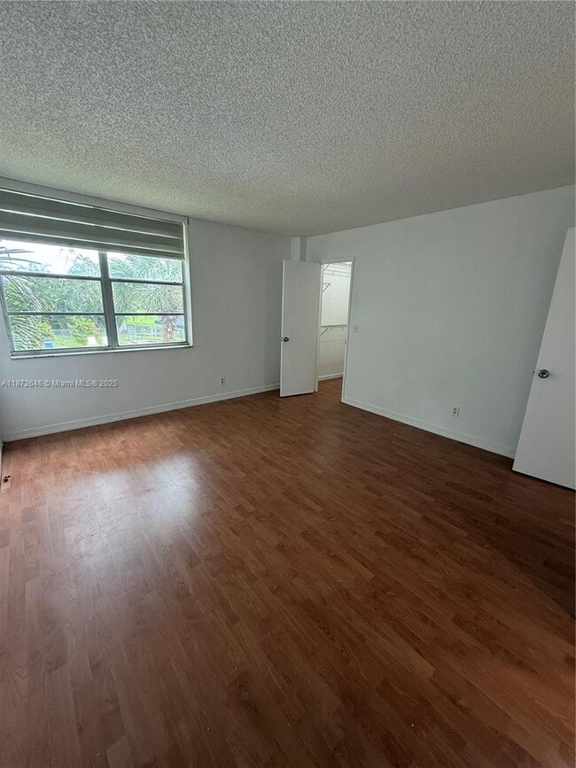 Building Photo - 9441 Live Oak Pl