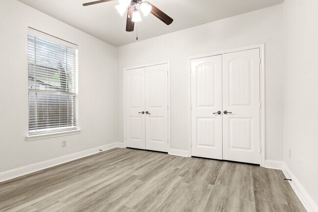 Building Photo - * MOVE IN SUMMER 7/25/2027 * 5 Bed 3 Bath Walk to TCU Light Housekeeping Included