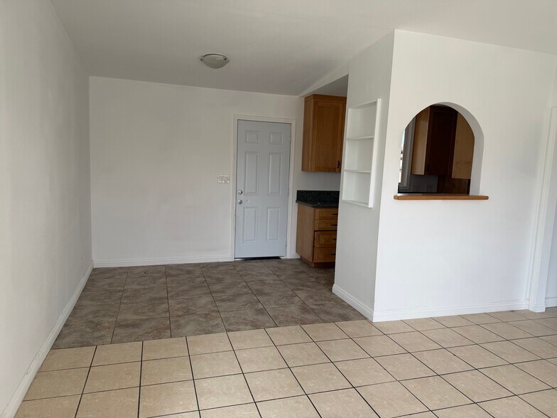 Building Photo - 835 E Avenue Q