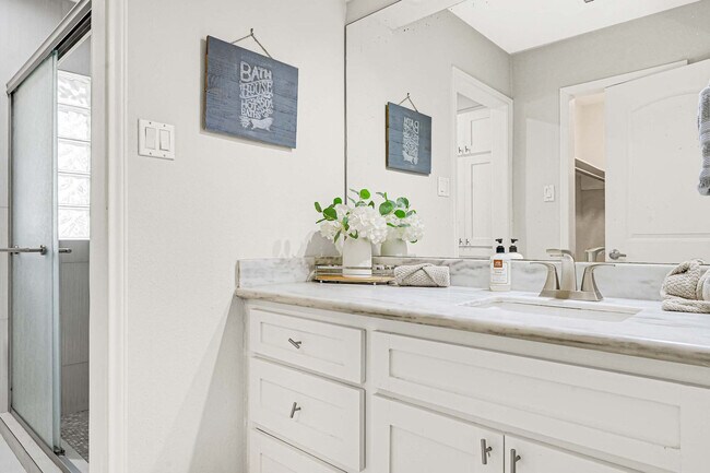 Building Photo - 5534 Loch Lomond Dr