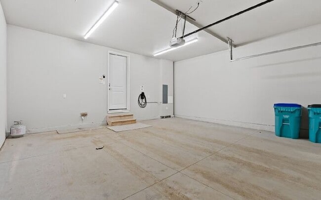 Building Photo - Gorgeous 3 bed/ 3.5 bath Condo At Heron La...