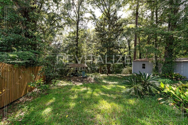 Building Photo - 3/2 Brick Home with Sunroom, Deck, and Car...