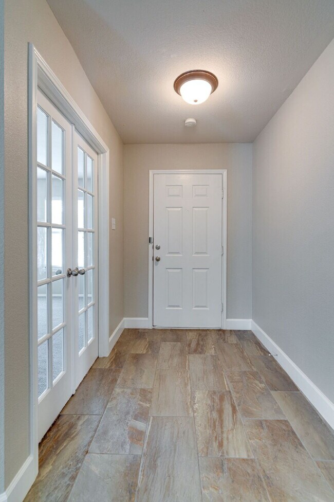 Building Photo - "Beautiful 3-Bedroom, 2-Bath Home with Ope...