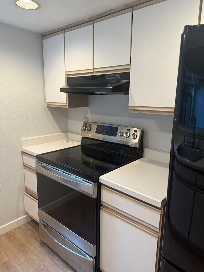 Building Photo - Condo near the beach - top floor