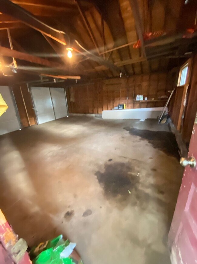 Building Photo - 4 Bdr/2Bath Spacious Home Available