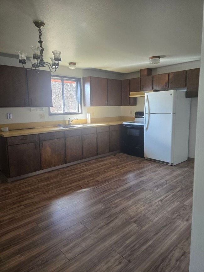 Building Photo - 3 Bedroom 1 Bath