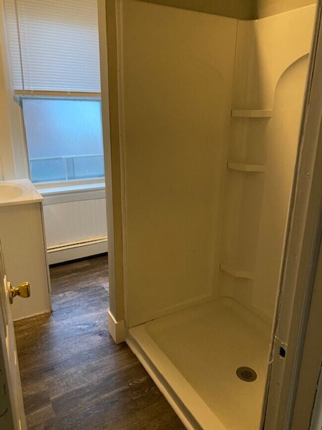 Building Photo - Student Rental next to WCU Campus | 3 Bed Single Family Home w/ Covered Front Porch, Yard & Basem...