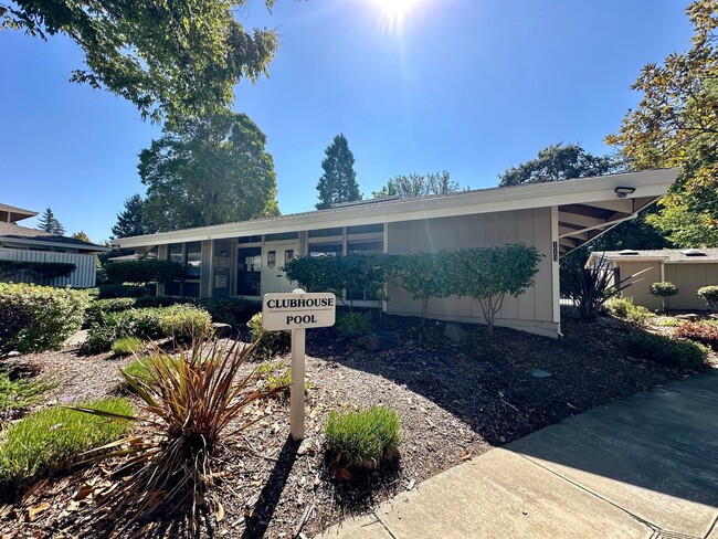 Building Photo - Napa Valley Brookside Townhouse