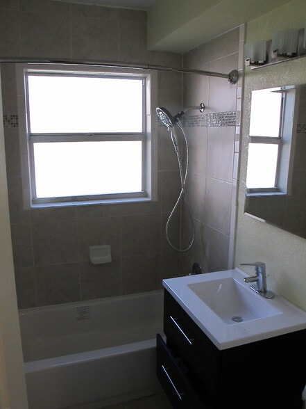 Building Photo - 407 Tyler Ave