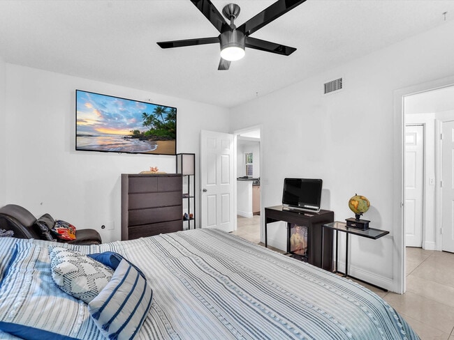 Building Photo - 2478 Centergate Dr