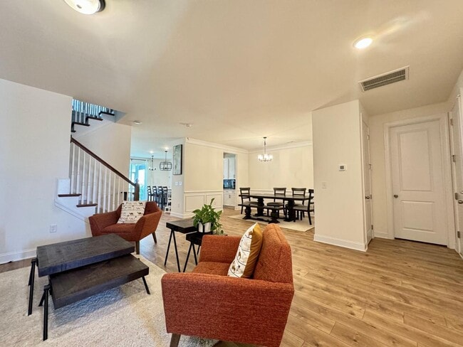 Building Photo - Spacious Luxury 3 Bedroom Townhome for Rent - Great Amenities