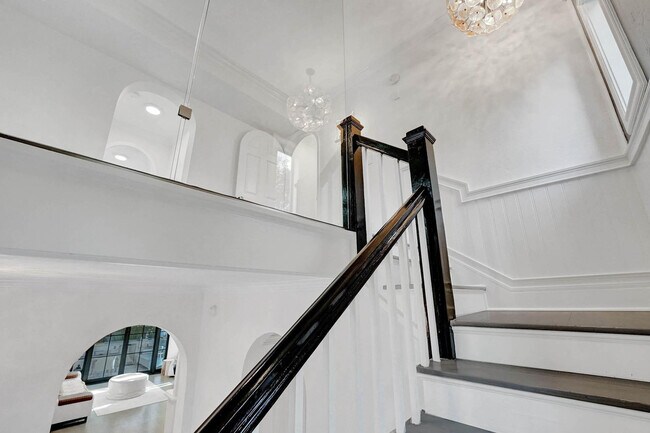 Building Photo - 614 Poinciana Dr