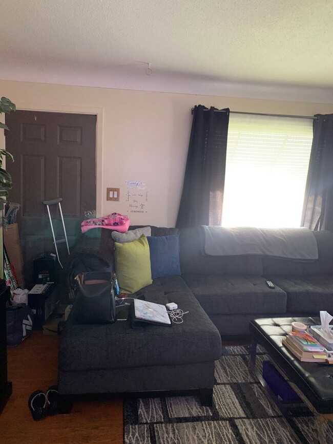 Building Photo - Beautiful 4 Bedroom 1 Bathroom in North Mi...